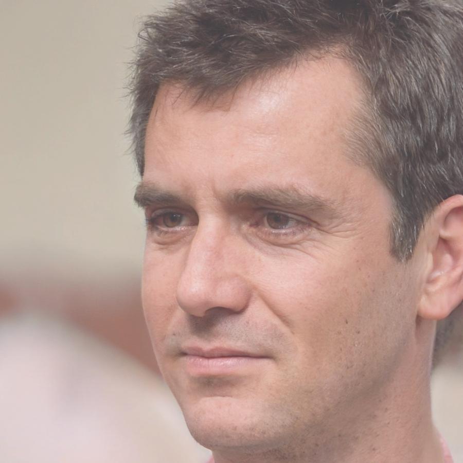 Portrait de Koffi-Laurent Amenan, directeur commercial satisfait des services AR de Veridaton Max