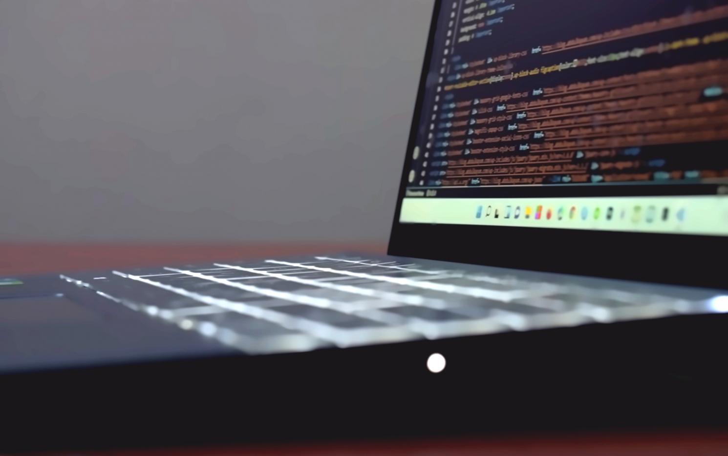 Étudiant travaillant sur un projet de réalité augmentée